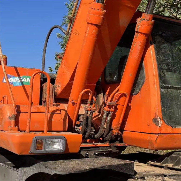 Düşük fiyatlı 22 ton kullanılmış Koreli tekerlekli kazıcı Doosan DX 210W-7 daha kısa çalışma saatleri ile