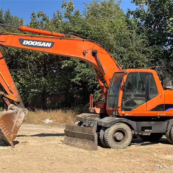 Düşük fiyatlı 22 ton kullanılmış Koreli tekerlekli kazıcı Doosan DX 210W-7 daha kısa çalışma saatleri ile