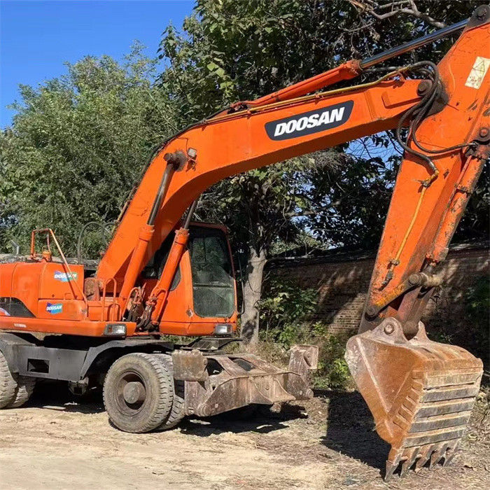 Düşük fiyatlı 22 ton kullanılmış Koreli tekerlekli kazıcı Doosan DX 210W-7 daha kısa çalışma saatleri ile