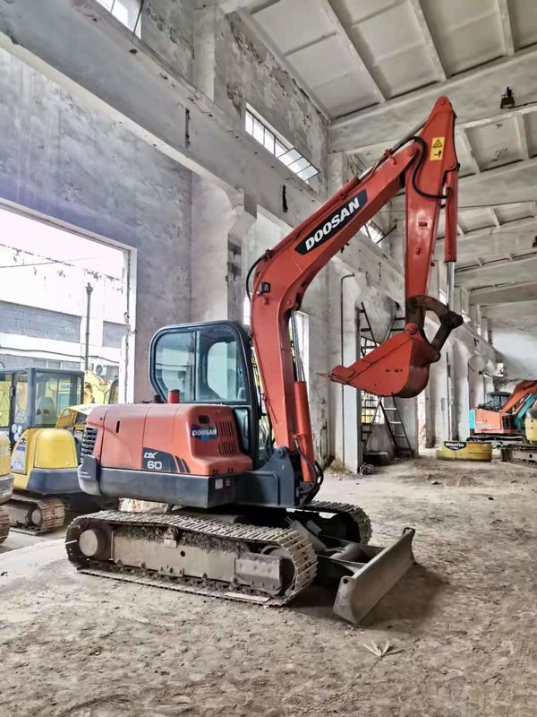6 ton iş için hazır ve deneyimli Kore ithal DOOSAN DX60 kullanılmış iyi durumda