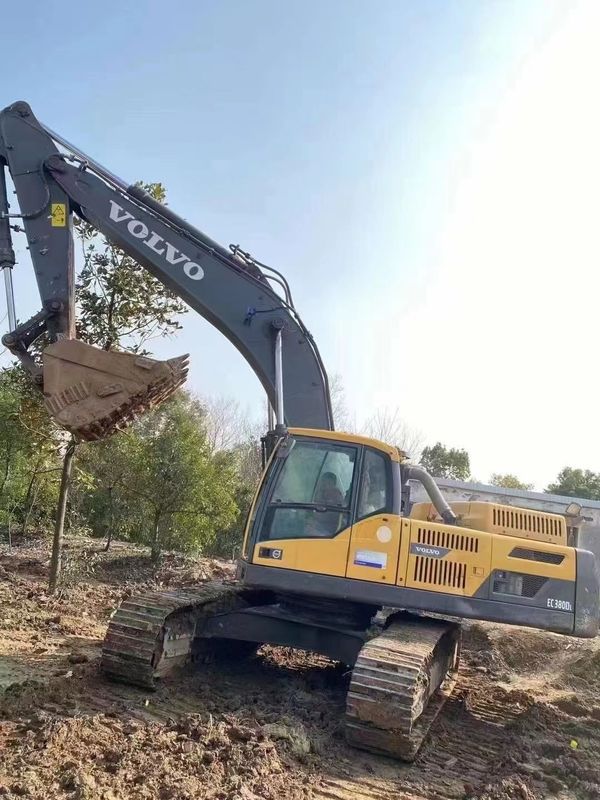 İsveç, yüksek kaliteli Volvo EC380 sürünen kazma makinesini neredeyse yeni kullanmıştı.