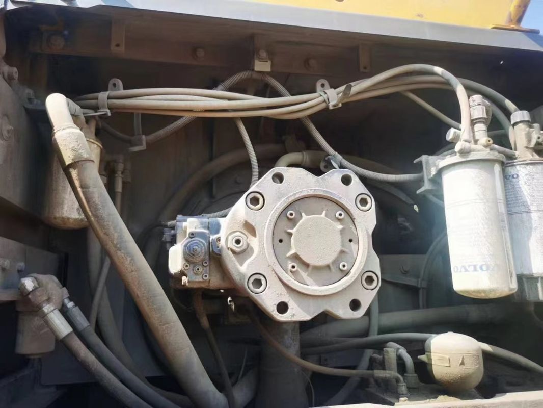 İsveç, yüksek kaliteli Volvo EC380 sürünen kazma makinesini neredeyse yeni kullanmıştı.