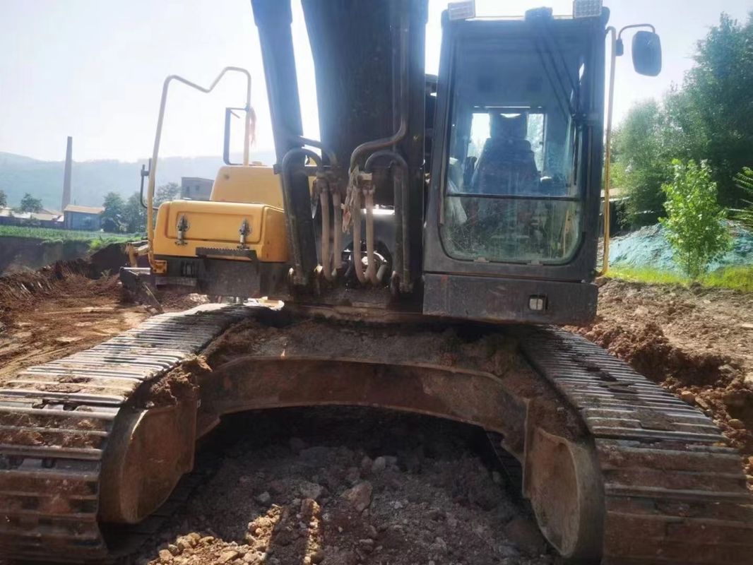İsveç, yüksek kaliteli Volvo EC380 sürünen kazma makinesini neredeyse yeni kullanmıştı.