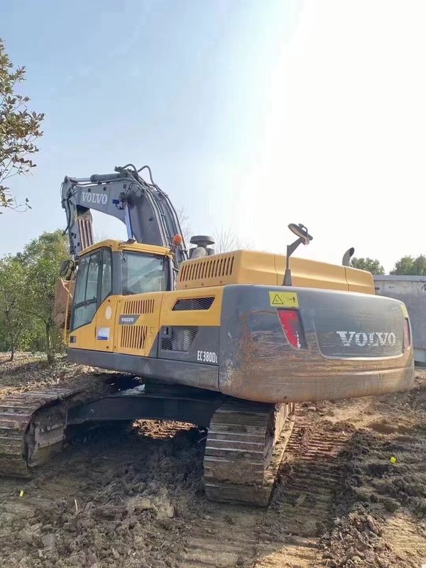 İsveç, yüksek kaliteli Volvo EC380 sürünen kazma makinesini neredeyse yeni kullanmıştı.