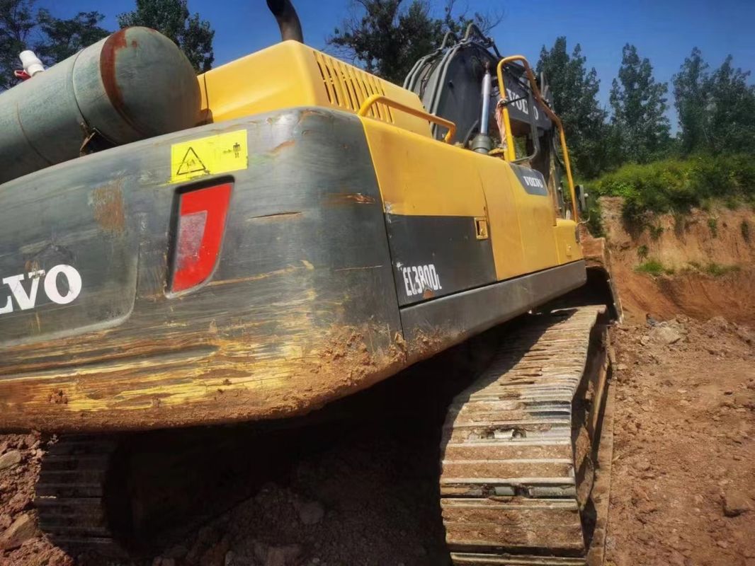 İsveç, yüksek kaliteli Volvo EC380 sürünen kazma makinesini neredeyse yeni kullanmıştı.