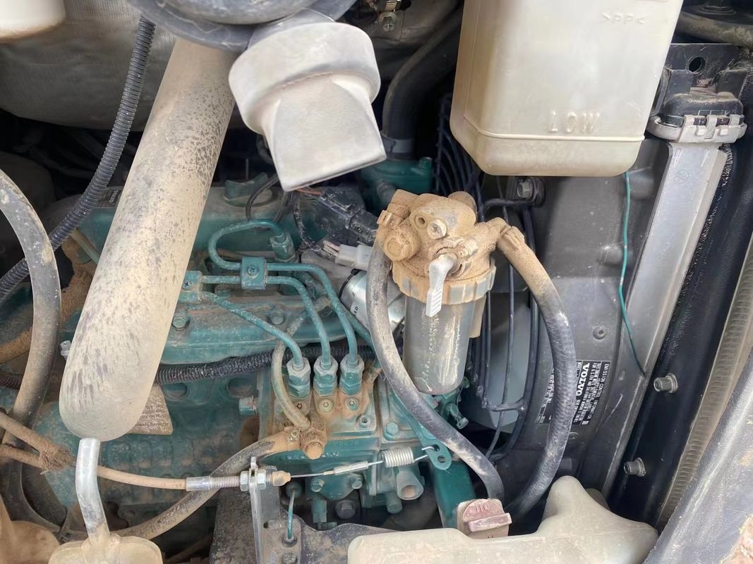 İsveç, yüksek kaliteli Volvo EC18D sürünen kazma makinesini neredeyse yeni kullanmış.