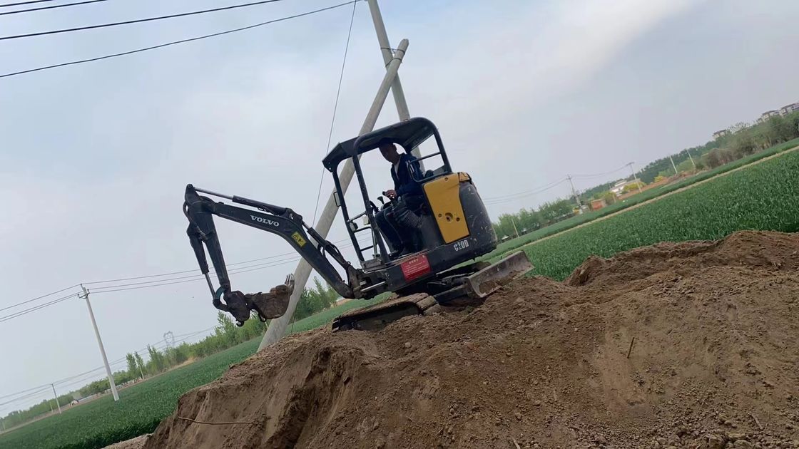 İsveç, yüksek kaliteli Volvo EC18D sürünen kazma makinesini neredeyse yeni kullanmış.