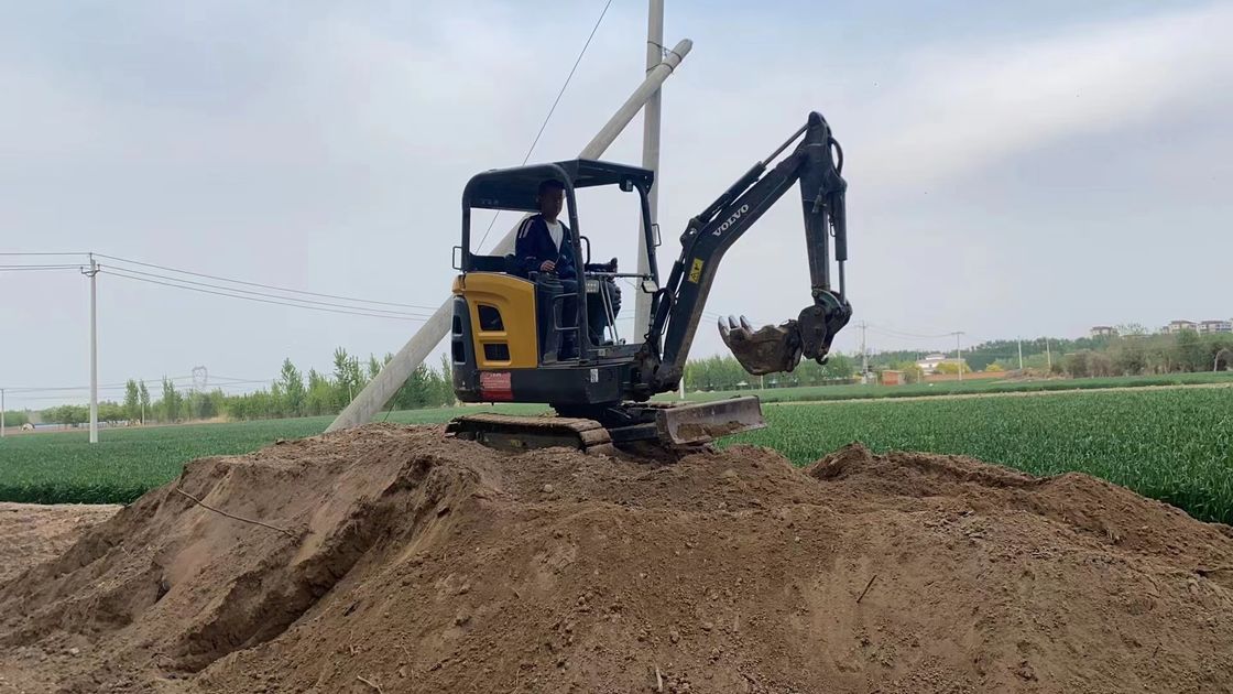 İsveç, yüksek kaliteli Volvo EC18D sürünen kazma makinesini neredeyse yeni kullanmış.