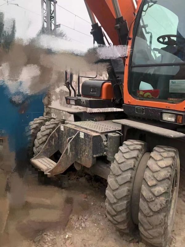 15 tonluk Kore, % 90 yeni Doosan DX 140W kullanılmış yüksek kaliteli ve en iyi performanslı tekerlekli kazık makinesi ithal etti.