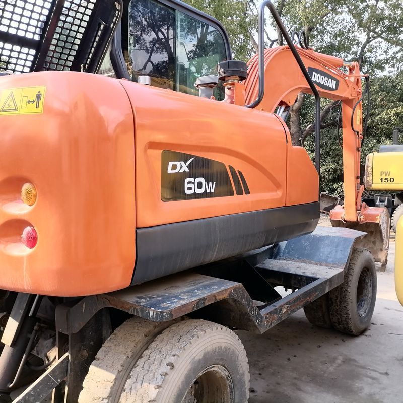 5 tonluk Kore, % 90 yeni Doosan DX 60W kullanılmış yüksek kaliteli ve en iyi performanslı tekerlekli kazık makinesi ithal etti.