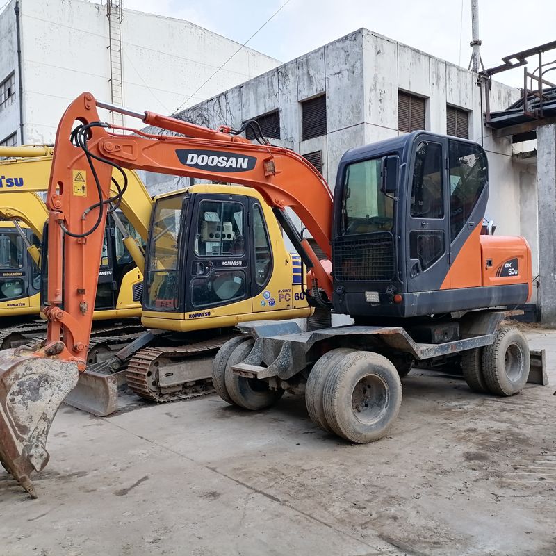 5 tonluk Kore, % 90 yeni Doosan DX 60W kullanılmış yüksek kaliteli ve en iyi performanslı tekerlekli kazık makinesi ithal etti.