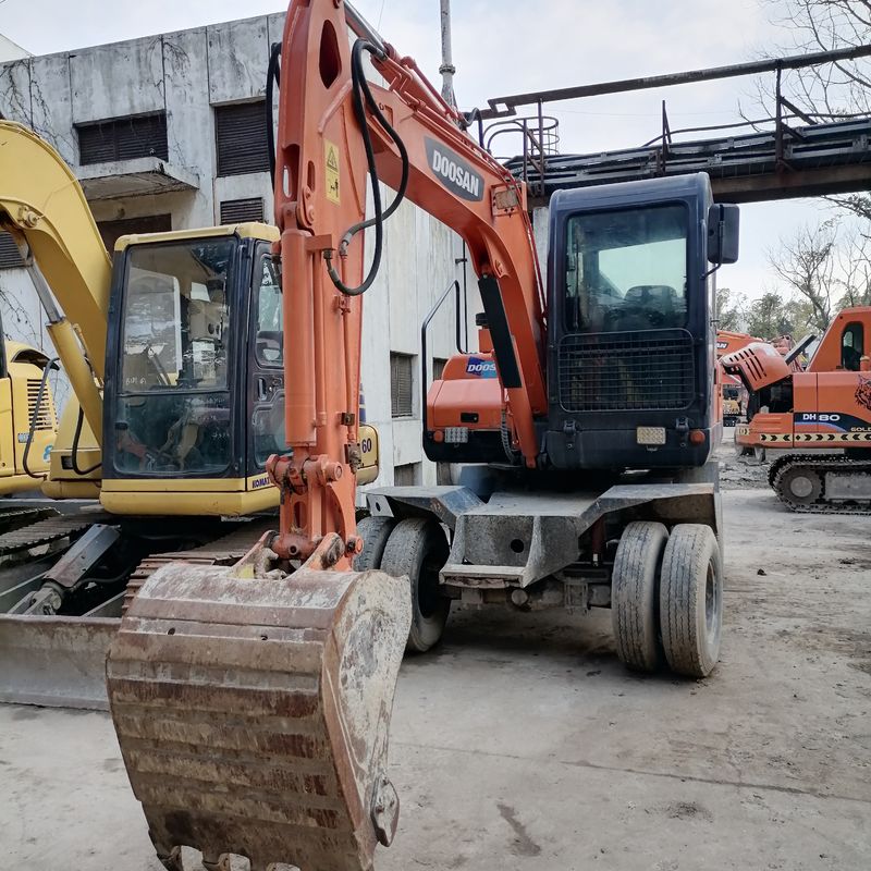 5 tonluk Kore, % 90 yeni Doosan DX 60W kullanılmış yüksek kaliteli ve en iyi performanslı tekerlekli kazık makinesi ithal etti.