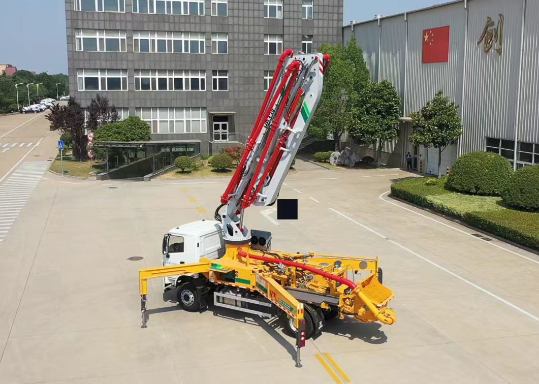 6×4 veya 8×4 sürücü çalışmaya hazır XCMG. HB37A beton teslimatı ve dökme için 37 m beton pompa kamyonu