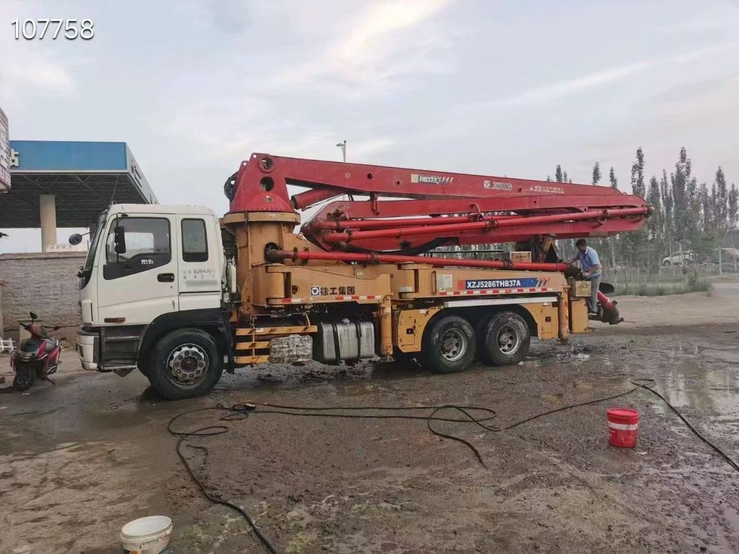 6×4 veya 8×4 sürücü çalışmaya hazır XCMG. HB37A beton teslimatı ve dökme için 37 m beton pompa kamyonu