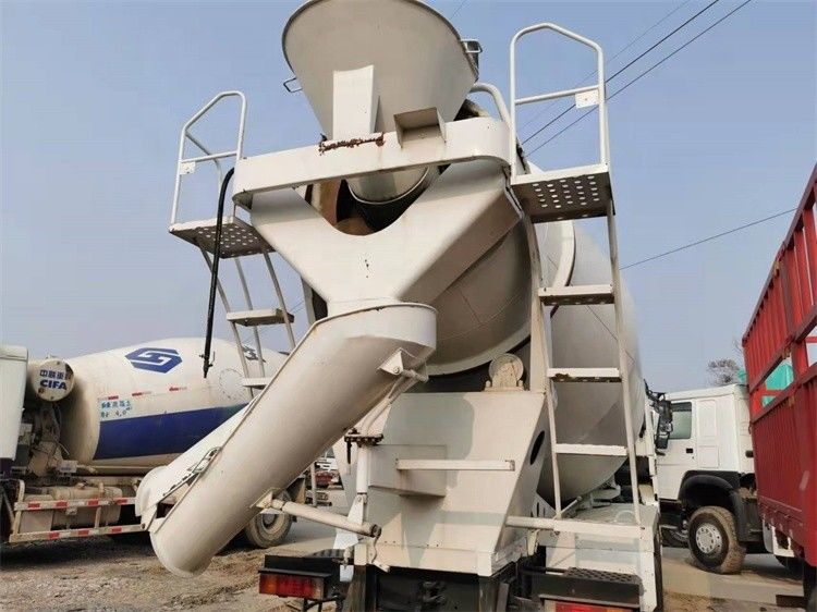 İkinci El Shacman F3000 Beton Çimento Karıştırıcı Kamyonu 20 r / min Karıştırma Davul Hızı ile