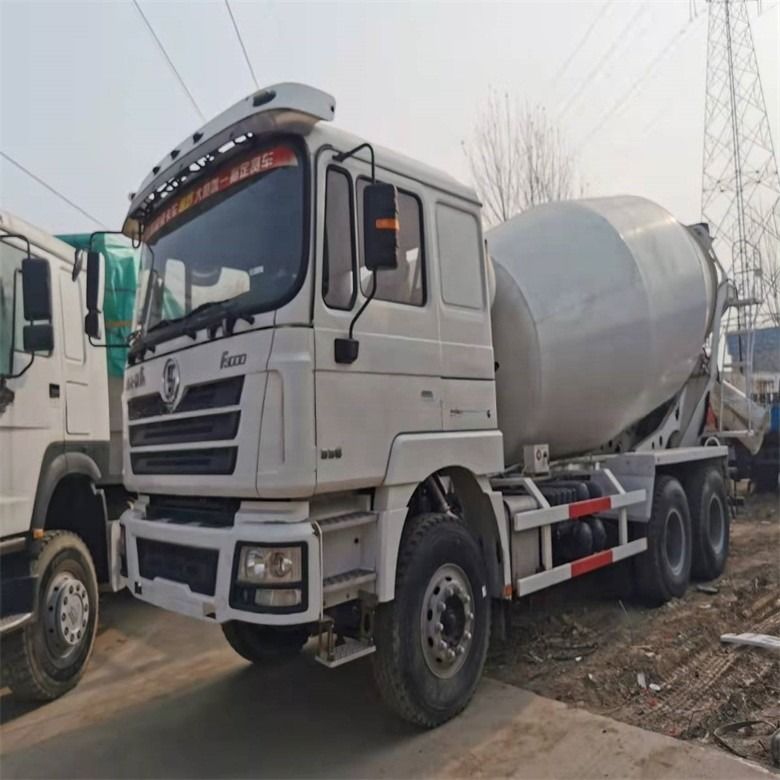 İkinci El Shacman F3000 Beton Çimento Karıştırıcı Kamyonu 20 r / min Karıştırma Davul Hızı ile