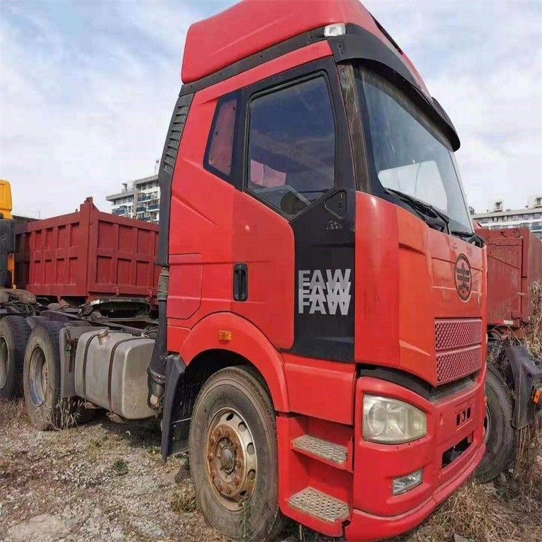FAW kullanılmış traktör kamyonu 6x4 El şanzımanlı ve iyi durumda kamyon başı