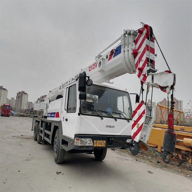 Kullanılmış Zoomlion QY25V 20 tonluk 3000-4000 çalışma saati ile tekerlekli mobil kamyon vinci