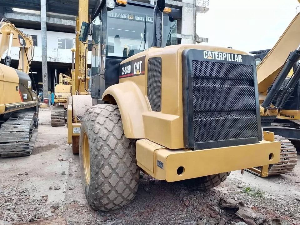 İyi durumda CAT CS-583D Original yedek parçaları ile titreşimli tek davullu yol ruloları