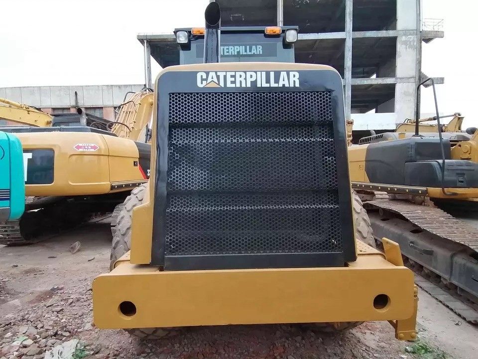 İyi durumda CAT CS-583D Original yedek parçaları ile titreşimli tek davullu yol ruloları