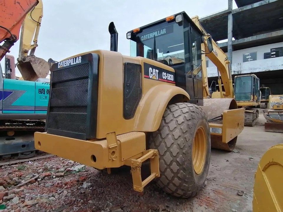 İyi durumda CAT CS-583D Original yedek parçaları ile titreşimli tek davullu yol ruloları