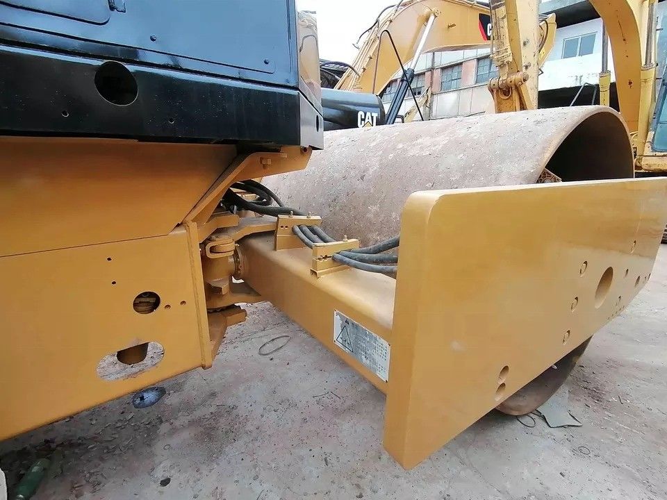 İyi durumda CAT CS-583D Original yedek parçaları ile titreşimli tek davullu yol ruloları