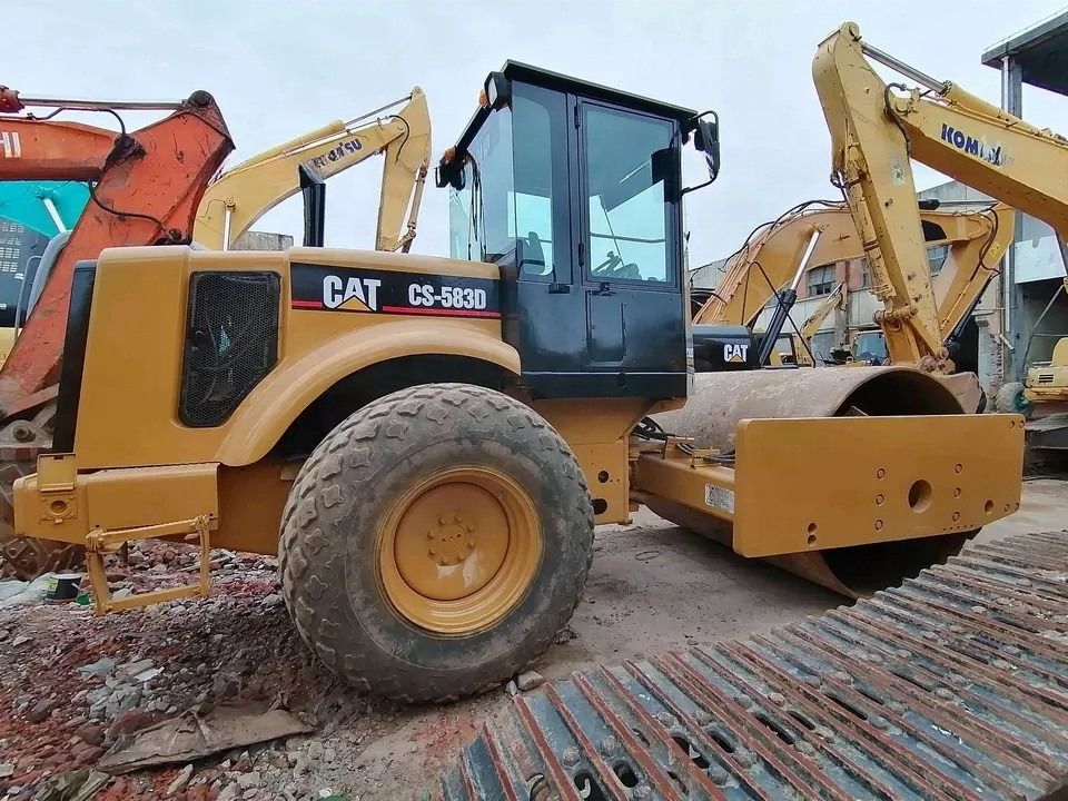 İyi durumda CAT CS-583D Original yedek parçaları ile titreşimli tek davullu yol ruloları