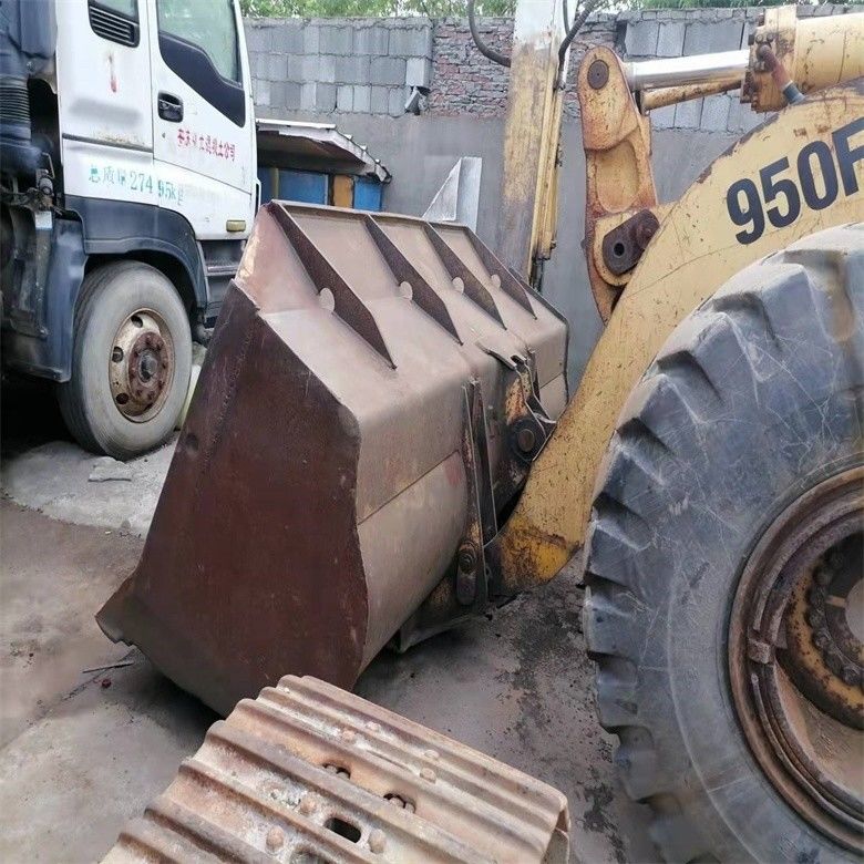 Caterpillar 950F 17 tonluk tekerlekli yükleyici 6.6 litrelik hacim ve 3200-3300 çalışma saati