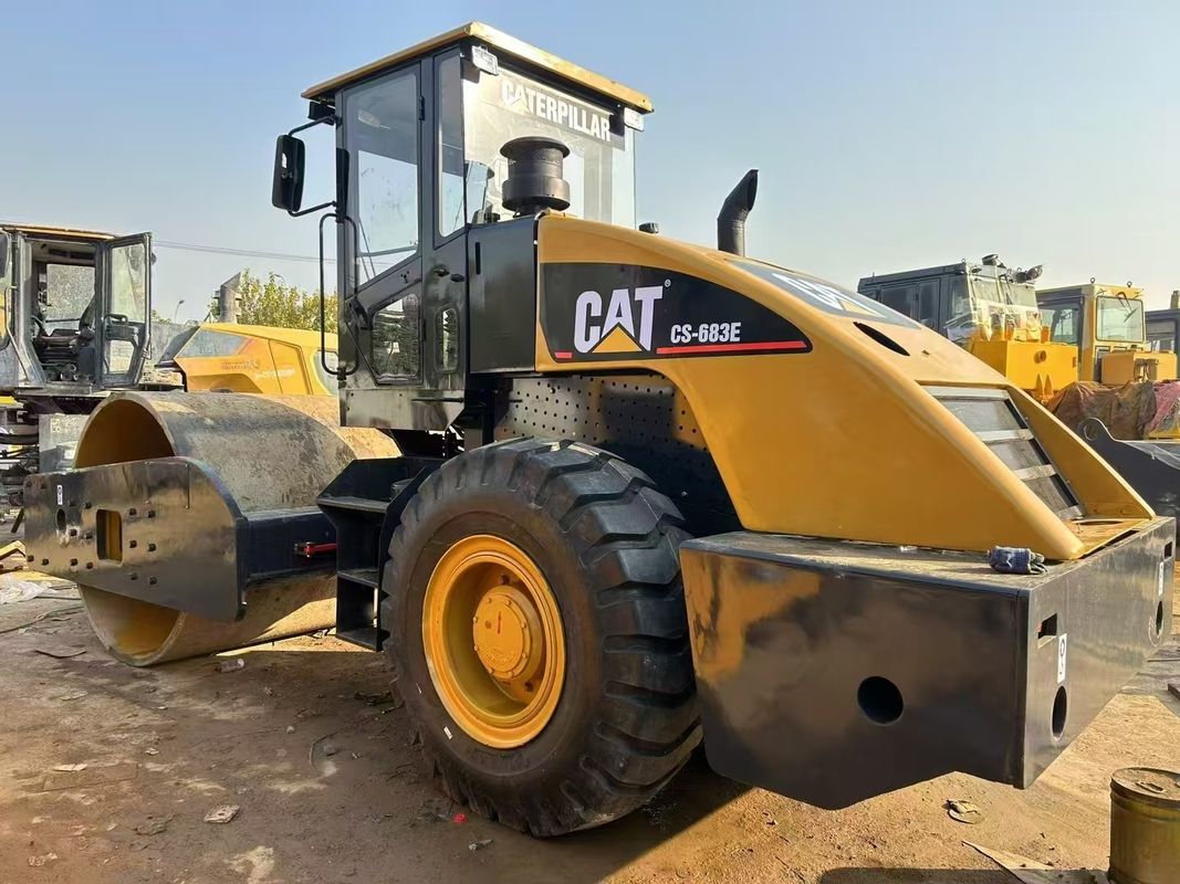 Kullanılmış CAT CS-683E titreşimli rulo sıkıştırıcı 1.8 mm Amplituda 134 kW Motor gücü