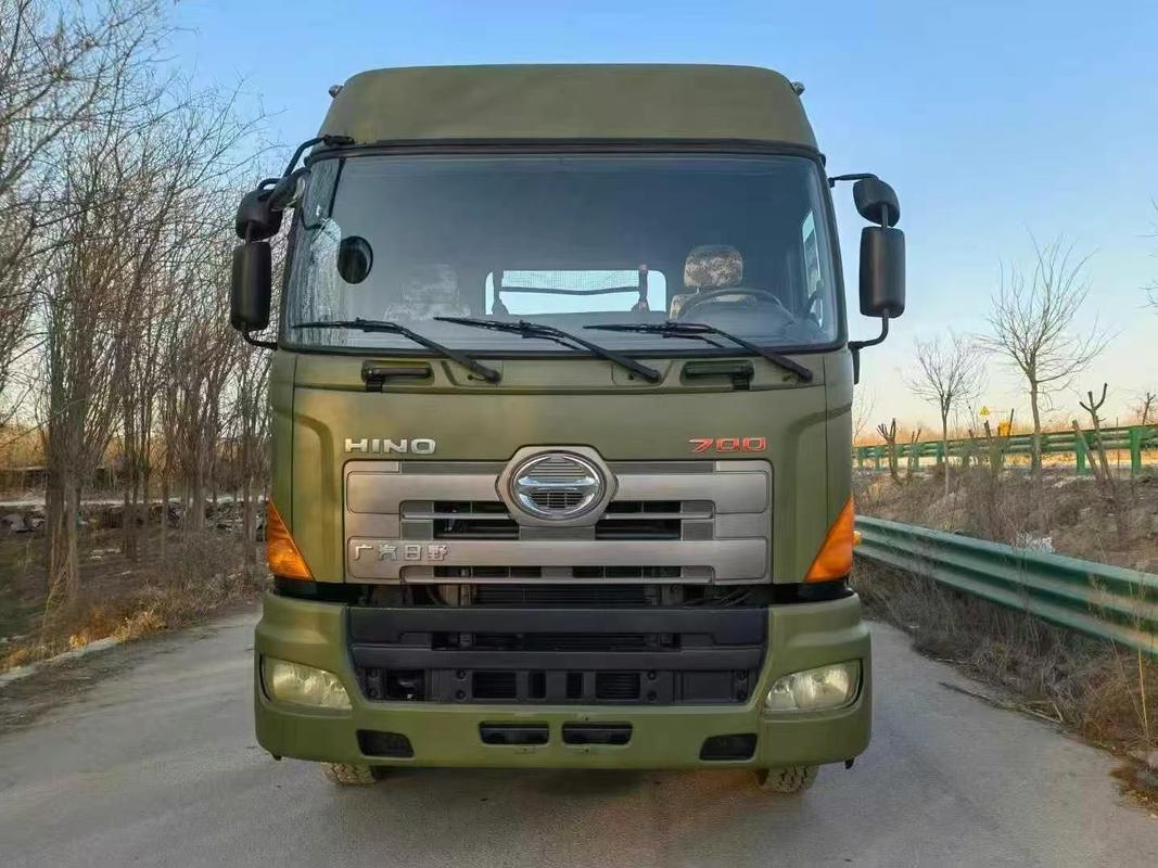 Kullanılmış HINO 700 Traktör Kamyon Taşıma Uzunluğu 7.18 M Asıl Renk