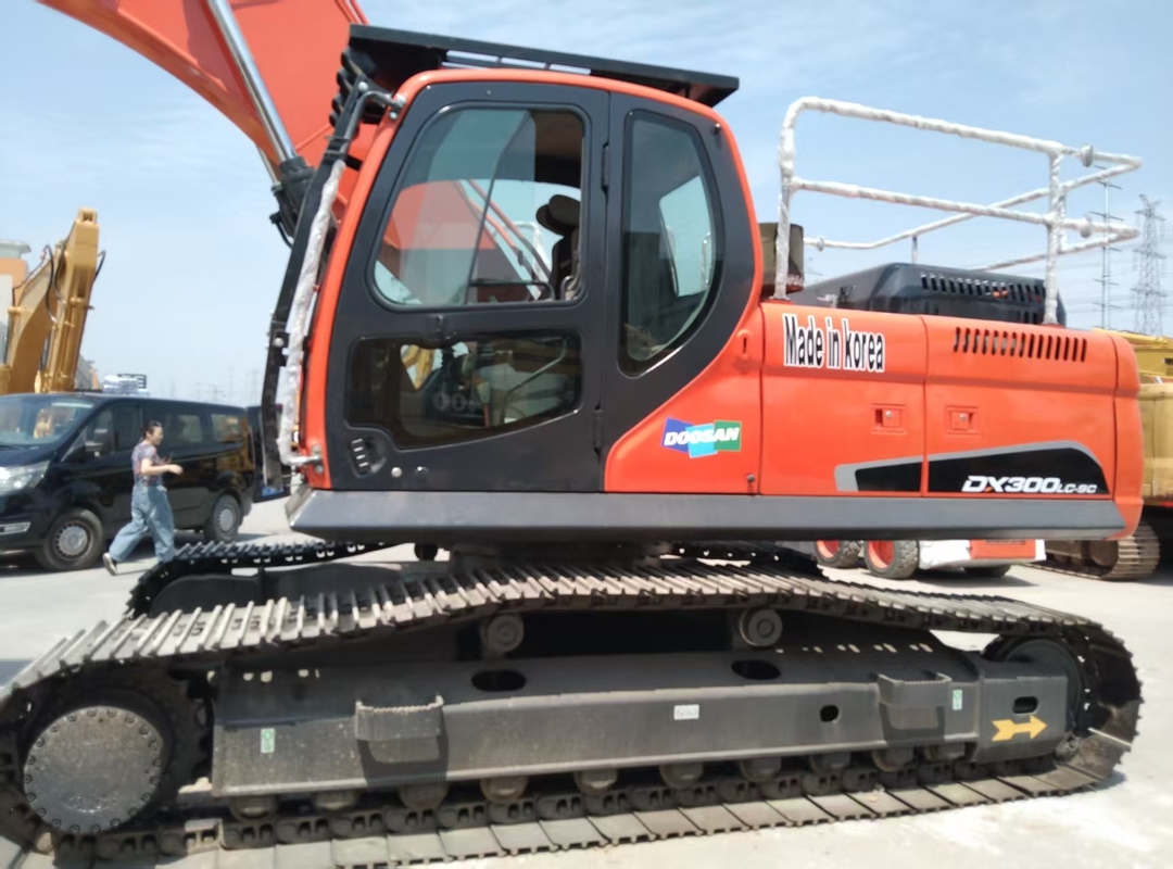 Satılık kullanılmış Doosan DX300LC-9C sürünen kazıcı. 30 tonluk Çin'den ikinci el kazıcı.