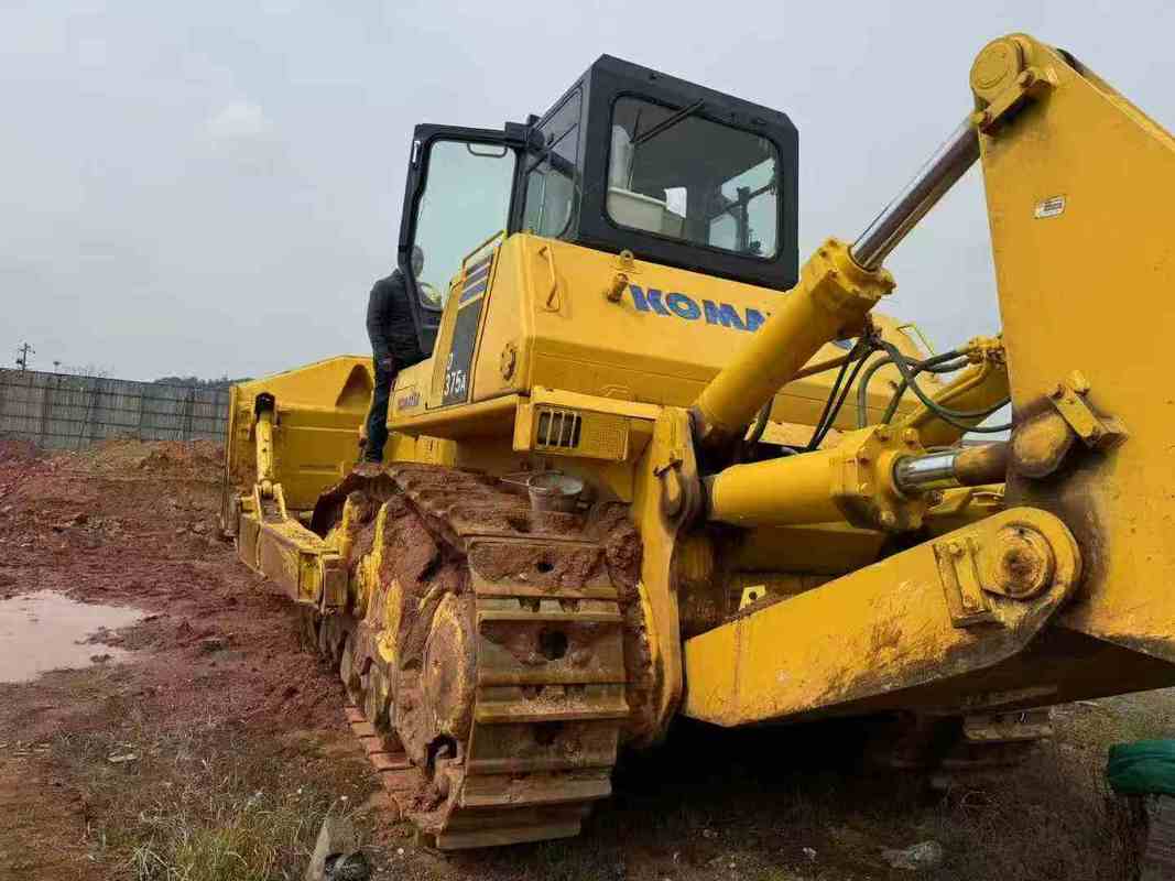 Satılık kullanılmış Komatsu D375A-5 Buldozer 68 Tonluk Çarpıcı Dozer Çin'den ihraç edildi